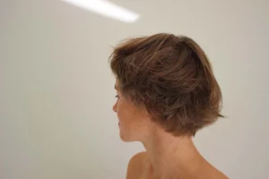 Image de femme avec coupe de cheveux demi-longue