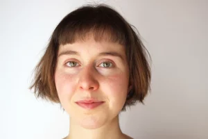 Image de femme avec coup de cheveux demi-longue