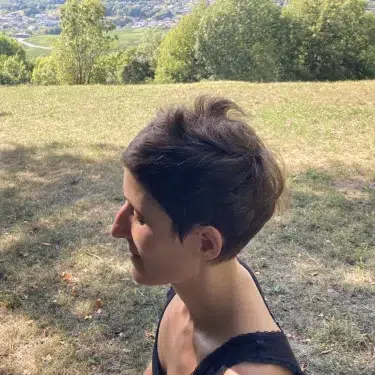 coup-cheveux-court-cord mage femme coupe en nature énergétique